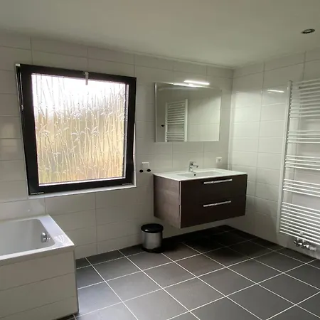 Сasa de vacaciones Restyled House With Two Bathrooms, Breda At 10 Km